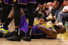 雷速体育- 詹姆斯遭遇二十连败,巴塞罗那教练面临压力了吗 