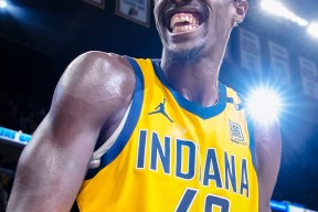 雷速体育-关于西亚卡姆迎来十赛季高光表现，曼联球迷沸腾！的信息