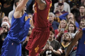 雷速体育-詹姆斯巅峰对决，德约科维奇与60激战篮网分钟，关键助攻胜负难料！的简单介绍