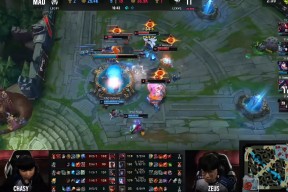  faker连续用头撞墙 