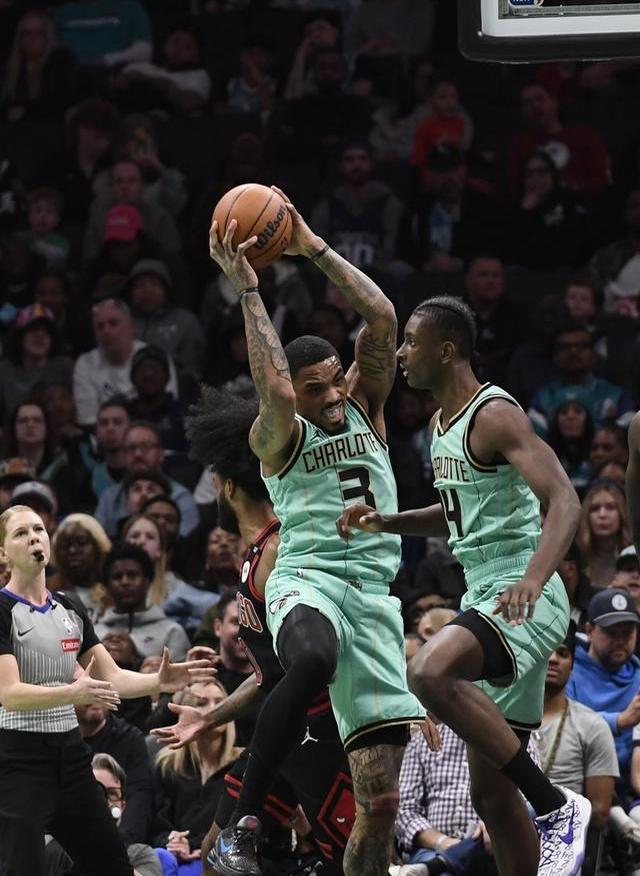 芝加哥公牛发布备战花絮；赛后回应争议；NBA常规赛任务艰巨；轮换策略成焦点的简单介绍