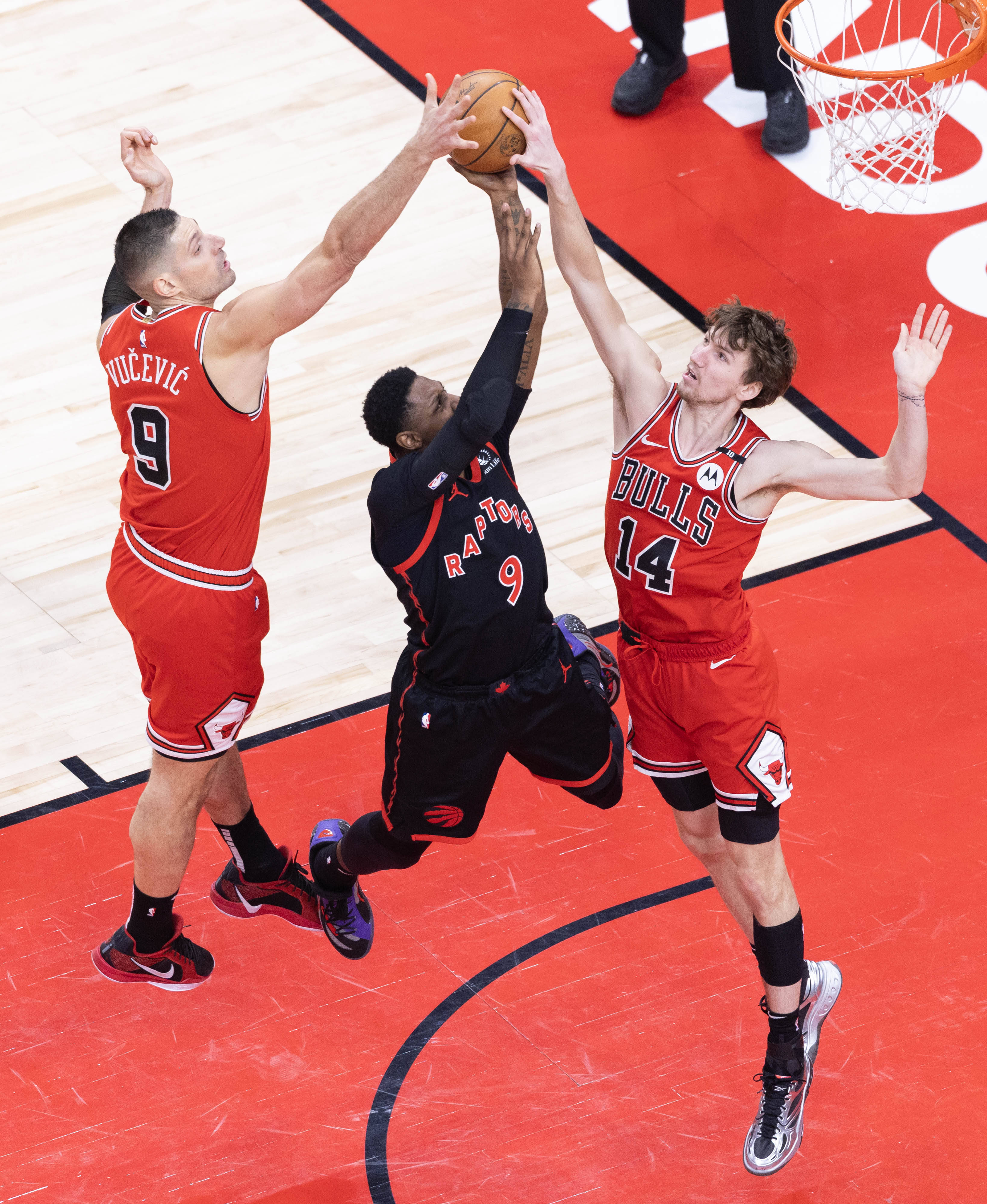 芝加哥公牛发布备战花絮；赛后回应争议；NBA常规赛任务艰巨；轮换策略成焦点的简单介绍